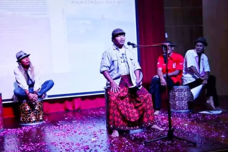 Para penyair saat tampil dalam pentas baca puisi Anjing yang Mencintai Bunga di SMAN 1 Kendal, beberapa waktu lalu.  (dok)