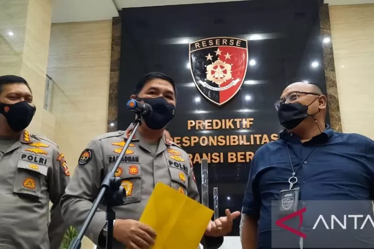 Kepala Biro Penerangan Masyarakat Divisi Humas Polri Brigjen Pol Ahmad Ramadhan (tengah).  (ANTARA/Laily Rahmawaty)