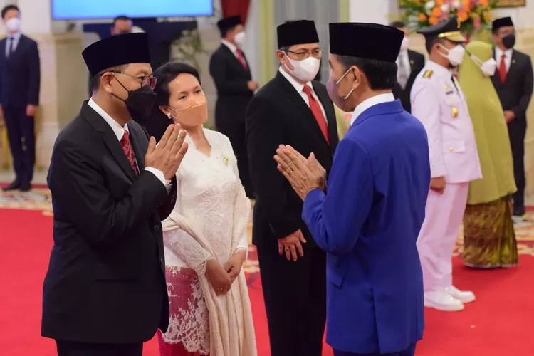 Presiden Jokowi memberikan ucapan selamat kepada Kepala Otorita IKN Bambang Susantono dan Wakil Kepala IKN Dhony Rahajoe.  (Humas Setkab.)