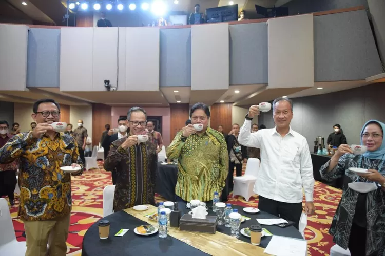 Airlangga Hartarto ngopi bareng di Indonesia Premium Coffee Expo &amp; Forum 2022. (Kemenko Ekonomi.)