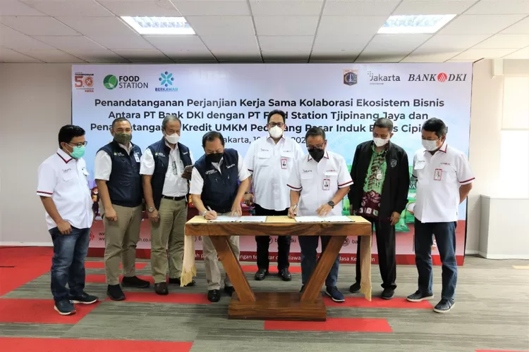 Penandatangan  kerja sama pengadaan bahan pangan bagi masyarakat DKI Jakarta  antara Bank DKI dan Tjipinang Food Station, Kamis (10/3/2022) 