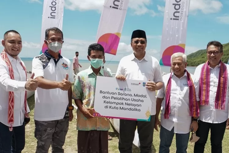  Indosat Ooredoo Hutchison saat memberikan bantuan untuk warga lokal Mandalika