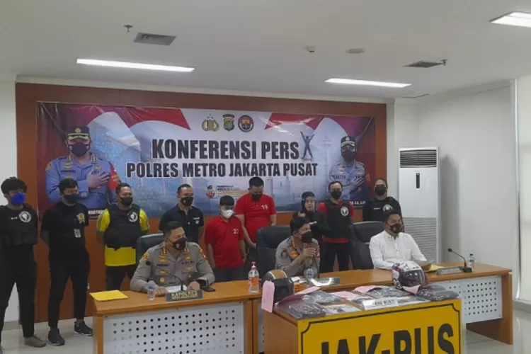 Kapolres Jakarta Pusat Kombes Hengki Haryadi dan Kabid Humas PMJ Endra Zulpan memberi keterangan kasus jambret dengan korban pesepeda. (Sadono)
