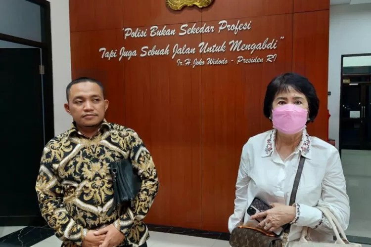 Ketua Perhimpunan Pemilik dan Penghuni Satuan Rumah Susun Mangga Dua Court, Fifi Tanang dan kuasa hukum Sawaluyo, SH, MH usai pemeriksaan di Polres Jakarta Pusat. (Dok Pribadi)