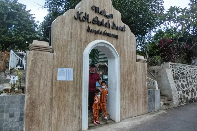 Gerbang makam Kiai Soleh Darat yang dilintasi pengunjung. Makam ini akan direnovasi untuk wisata religi.  (Ayosemarang.com/ Audrian Firhannusa)