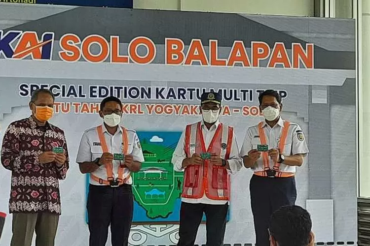 Menteri Perhubungan Budi Karya Sumadi saat meluncurkan Kartu Multi Trip (KMT) di Stasiun Solo Balapan (Endang Kusumastuti)