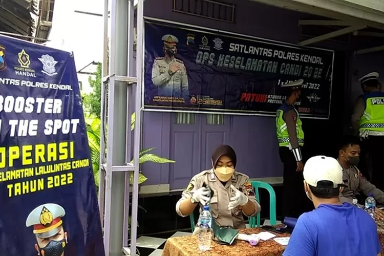 Satlantas Polres Kendal menggadakan booster on the spot di Kampung Pandean Lamper Sari Desa Krajan Kulon, Sabtu 12 maret 2022.  (edi prayitno/kontributor Kendal)