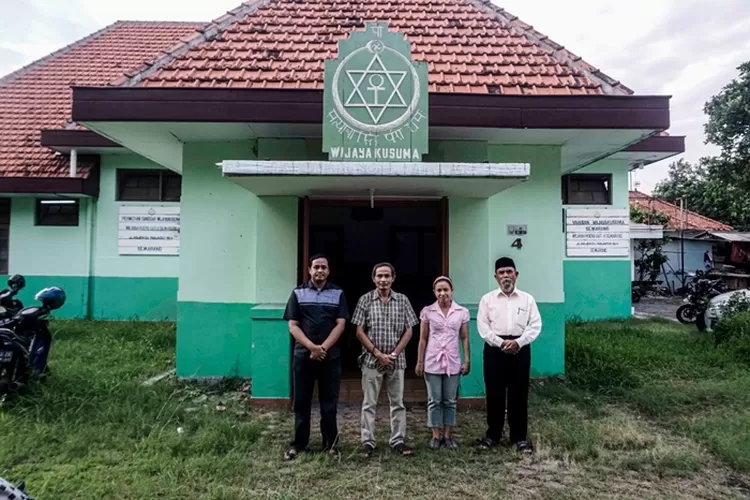 Anggota Theosofi Semarang di Sanggar Wijayakusuma. Sampai saat ini perkumpulan ini masih berkegiatan.  (Ayosemarang.com/ Audrian Firhannusa)