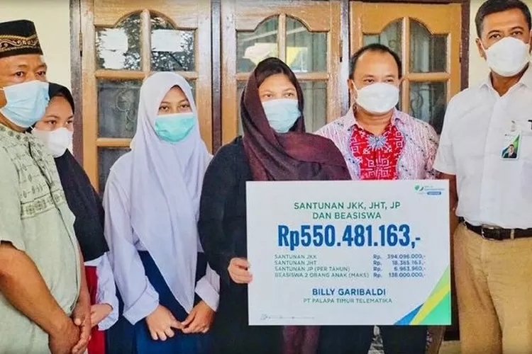 BPJS Ketenagakerjaan atau BPJamsostek menyerahkan bantuan kepada korban Kejadian penembakan di Distrik Beoga Papua oleh Kelompok Separatis Teroris (KST). (Istagram @bpjs.ketenagakerjaan)