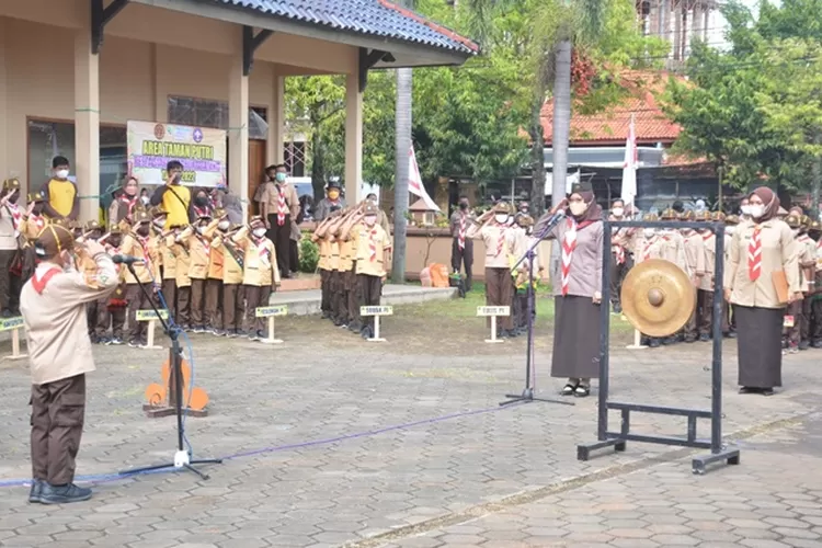 Bunda Pramuka Siaga Kwartir Cabang atau Kwarcab Batang, Uni Kuslantasi Wihaji saat membuka kegiatan Pesta Siaga Pramuka 2022.  (dok)