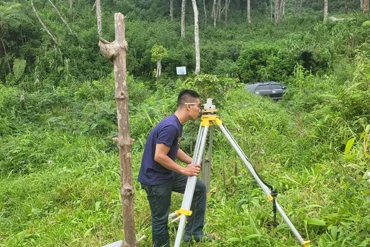 Petugas melakukan survei di hutan binaan berbasis digital kerja sama Telkom dengan Yayasan Sinergi Anak Bangsa