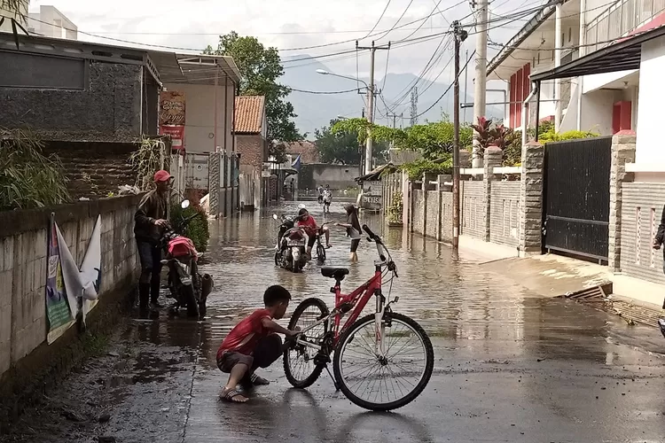 Banjir Di Dayeuhkolot Dan Sekitarnya, Sejumlah Jalan Terputus - Ayo Bandung