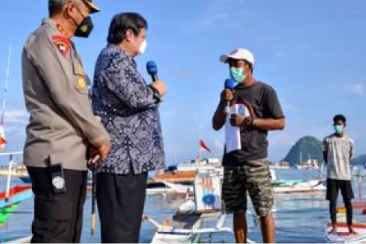 Menko Perekonomian Airlangga Hartarto Salurkan Bantuan Tunai kepada Nelayan.  (PR/Dok. Kemenko )