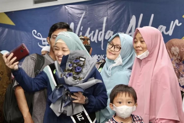 Selfie dengan keluarga momen ininjadikan beberapa santri untuk mengekspreiskan kebagiann - Foto: Henry Lukmanul Hakim
