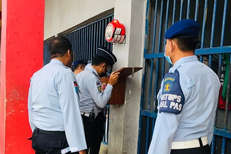 Petugas Lapas saat membuka kotak surat aduan  (dok.BudiS)