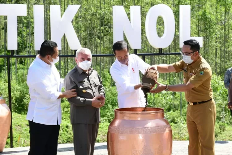 Prosesi penyatuan tanah dan air oleh Presiden Jokowi dan 34 Gubernur (Instagram/@setkab)