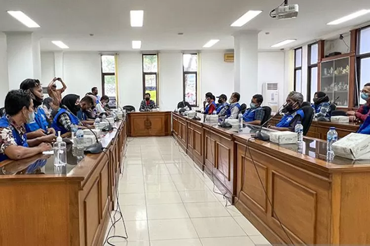 Pedagang asongan Malioboro saat melakukan audiensi dengan Pansus Relokasi PKL Malioboro DPRD Kota Yogyakarta, Senin (14/3/2022).  (Foto: ANTARA/Eka AR)