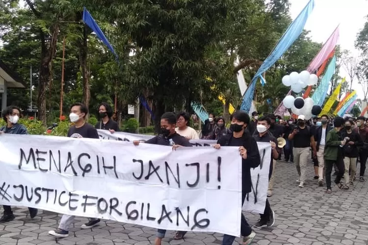 Mahasiswa UNS demo menuntut penyelesaian kasus Gilang Endi Saputra. (Dok)