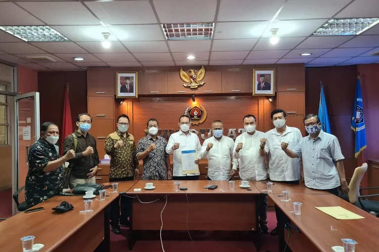 Penyerahan Surat Keputusan dari PWI Pusat tentang penunjukan Sumatera Utara sebagai tuan rumah HPN 2023 yang berlangsung di Sekretariat PWI Pusat. (Ist)
