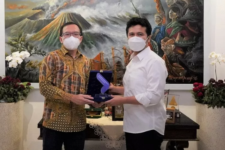  Direktur Digital Business Telkom, M Fajrin Rasyid (kiri) menyerahkan cindera mata kepada Wakil Gubernur Jawa Timur Emil Elestianto Dardak