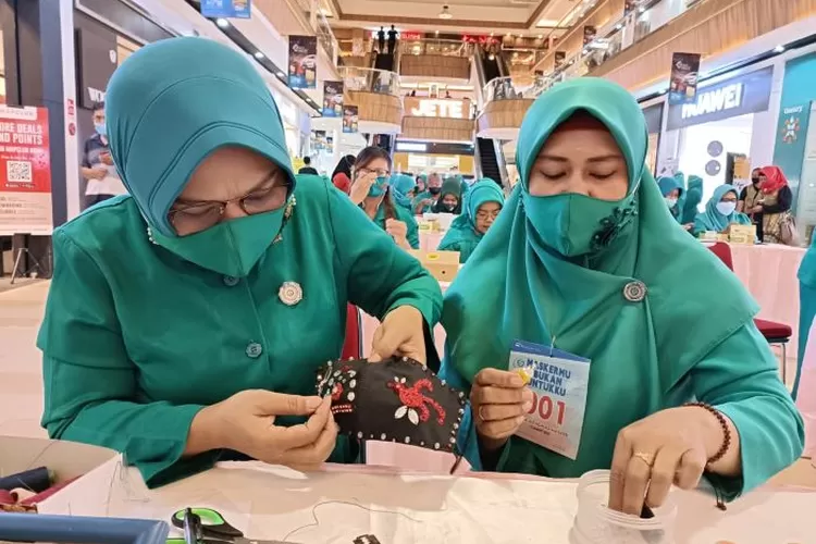Ibu-Ibu Semangat Mengikuti Lomba Hias Masker di Mal Ciputra Semarang, Selasa 15 Maret 2022. (ayosemarang.com/arri widiarto)