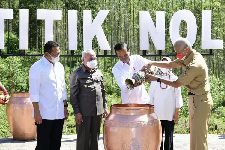 Gubernur Jawa Tengah, Ganjar Pranowo saat menuangkan Tanah dan Air Di Titik Nol IKN.