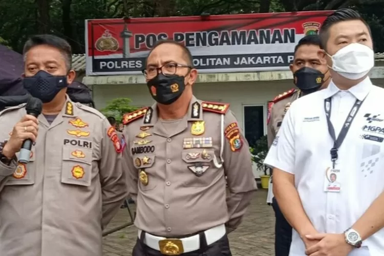 Direktur Lalu Lintas PMJ Kombes Sambodo Purnomo Yogo (tengah) memberikan keterangan pers terkait Parade MotoGP di Jakarta. (Sadono )
