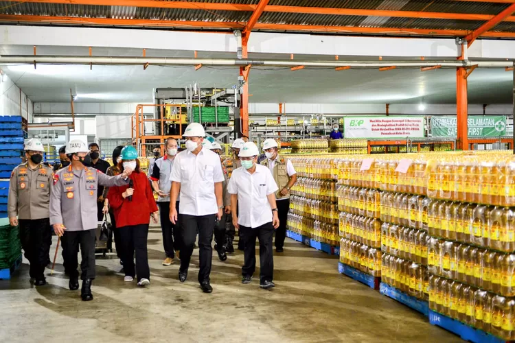 Kapolri dan Mendag sidak pabrik minyak goreng. (Humas Polri)