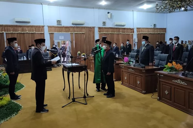 Muhammad Zainudin saat diambil sumpah sebagai anggota DPRD Batang pengganti antar waktu.  (Muslihun/Kontributor Batang)