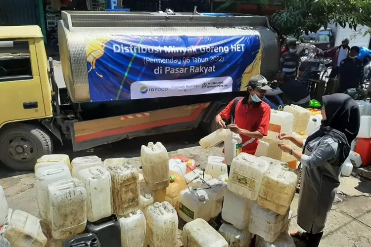 PT Rajawali Nusindo mendistribusikan sebanyak lebih dari 7,2 juta liter minyak goreng di seluruh Indonesia.  (dok)