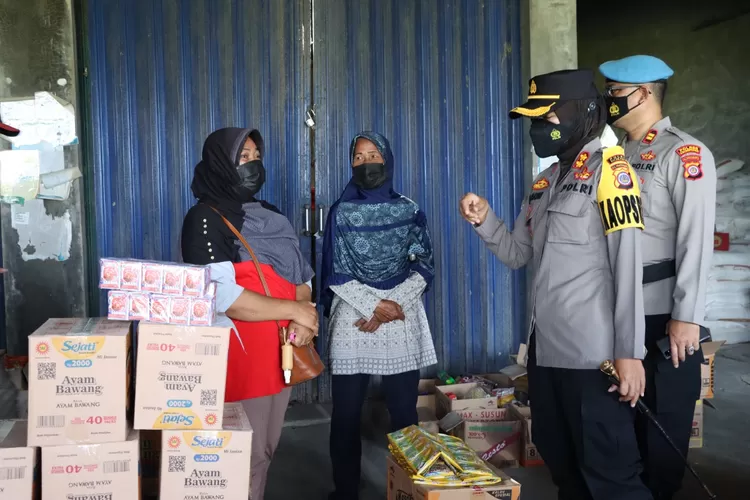 Kapolres Kulon Progo saat mengecek stok dan pendstibusian minyak goreng. (Foto: Humas Polres Kulon Progo)