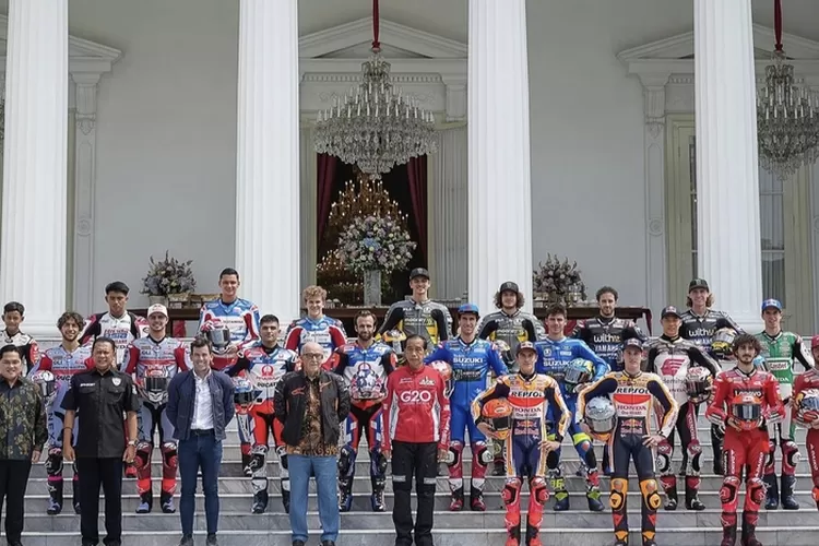 Jokowi Melepaskan Para Pembalap di Istana Merdeka Untuk Melakukan Konvoi MotoGP (twitter /@rins42)
