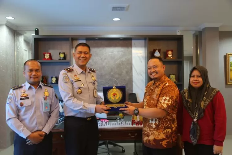 Kepala Kantor Imigrasi Kelas I Semarang, Guntur Sahat Hamonangan memberikan cenderamata kepada Atase Imigresen Kedutaan Besar Malaysia. (istimewa)