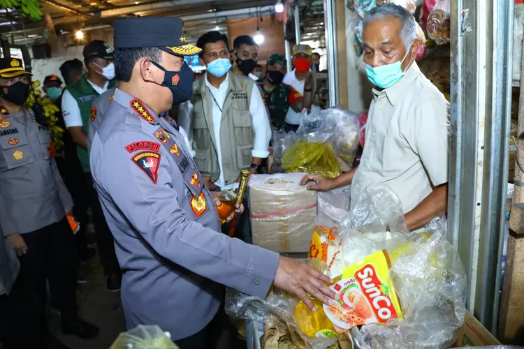 Kapolri Jenderal Pol Listyo Sigit Prabowo cek langsung harga minyak goreng di pasar tradisional di Bekasi (Sadono)