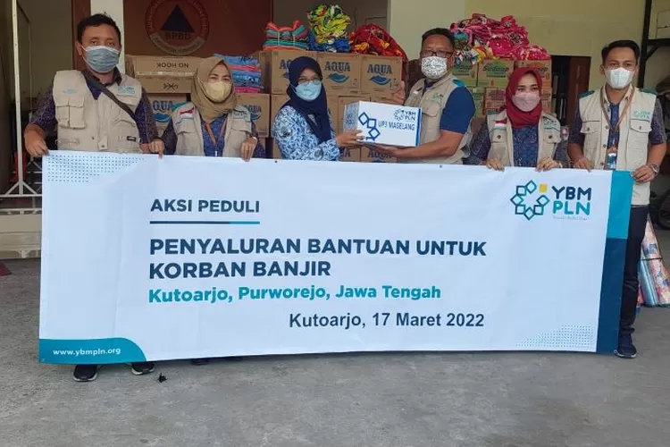 Perwakilan PLN UP3 Magelang serahkan bantuan untuk korban banjir kepada BPBD Purworejo. ( Foto: Dok. PLN UP3 Magelang)