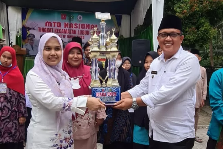 Piala juara umum yang diterima Nagari Lubuk Basung sebagai juara umum.  ((AMC News))