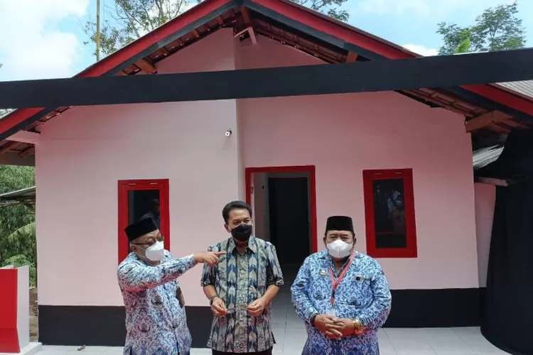 PT Djarum ambil bagian dalam program bertajuk Rumah Sederhana Layak Huni (RSLH) dengan membiayai renovasi 10 rumah keluarga tidak mampu yang berada di Kabupaten Pemalang. (arri widiarto/ayosemarang.com)