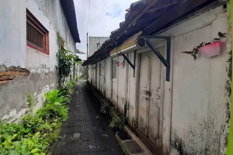 Rumah kuno yang merupakan rumah tertua di Kampung Batik Laweyan Solo, masih dipertahankan sampai saat ini  (Endang Kusumastuti)