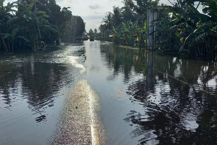 Kondisi jalan nasional Purworejo-Kebumen di Desa Wironatan, Kecamatan Butuh, mulai surut, Kamis petang.  (Foto: Dok PPK Jalan Nasional Purworejo-Kebumen)