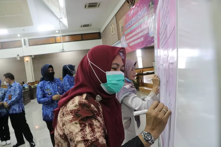 Ilustrari foto, penandatanganan oleh Rini Handayani, Staf Ahli Kementrian Pemberdayaan Perempuan dan Perlindungan Anak Republik Indonesia (topmedia)