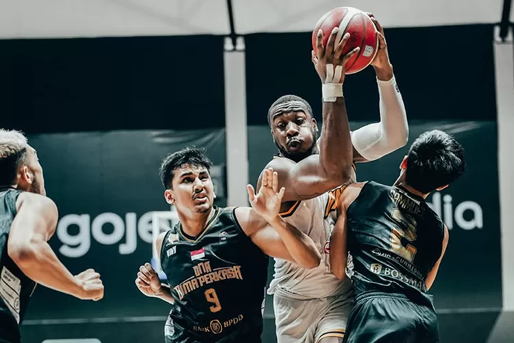 Laga Bima Perkasa melawan Tangerang Hawks dalam lanjutan IBL 2022, Jumat (18/3/2022).  (iblindonesia.com)