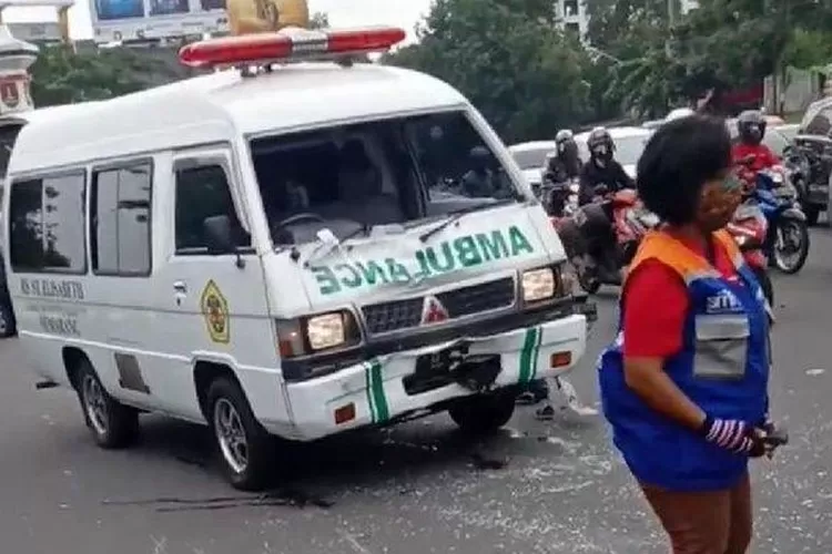 Ambulan yang Digunakan untu k Mencuri (Sumber: Otomotifnet.gridoto.com)
