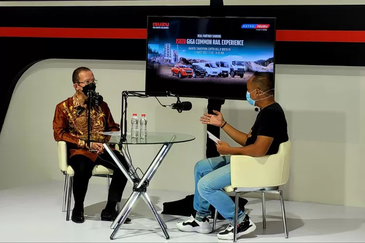 Bincang santai terkait pengalaman menggunakan mesin Common Rail Euro 4 di Gaikindo Jakarta Auto Week 2022. (Dok. Isuzu)