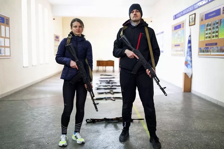 Manajer penjualan pemasaran Internet Maxim Yavtushenko (32) dan pacarnya seorang desainer grafis Olga Moroz (26), yang secara sukarela bergabung dengan Pasukan Pertahanan Teritorial Ukraina. (reuters.com)