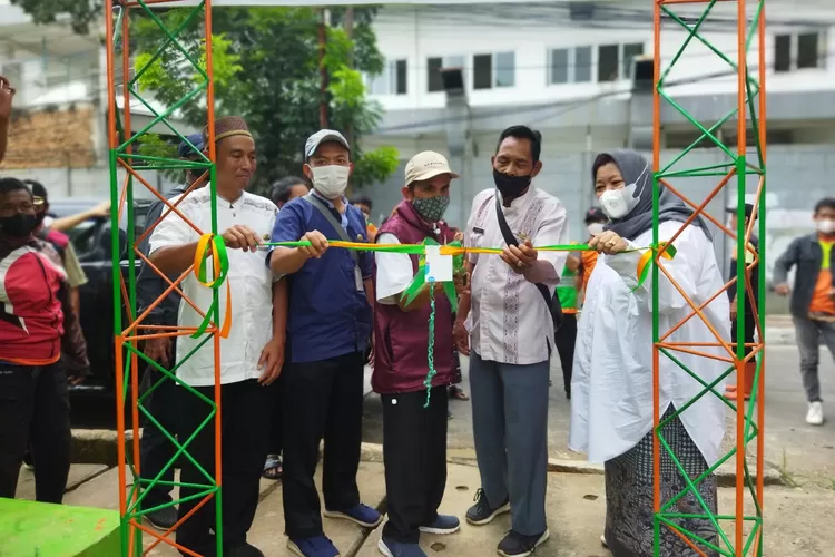 Untuk mengurangi volume sampah di DKI Jakarta, anggota DPRD DKI Neneng Hasanah mengajak masyarakat di Jakarta Utara membangun rumah Maggot. (Suarakarya.Id/ Yon Parjiyono)