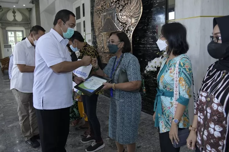 Wali Kota Semarang Hendrar Prihadi saat menyerahkan jaminan sosial ketenagakerjaan. Hendi ingin pekerja rentan mendapat jaminan sosial. (Humas Pemkot Semarang)