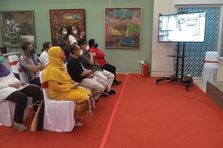 Dirjen Kebudayaan, Kemendikbuddikti Hilmar Farid membuka pameran lukisan Hidden Borneo, secara virtual. 