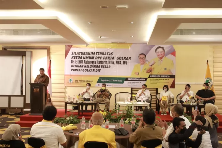 Ketua Umum DPP Partai Golkar, Airlangga Hartarto menagetkan DI Yogyakarta menjadi lumbung suara Golkar dihadapan para pengurus dan kader Beringin di saat acara silaturahim Ketum Airlangga dengan Keluarga Besar Golkar DIY (AG Sofyan)