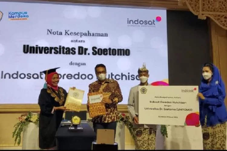  SVP-Head of Region EJBN Indosat Ooredoo Hutchison, Soejanto Prasetya dan Rektor Universitas Dr Soetomo Surabaya, Siti Marwiah saat berfoto bersama usai penandatanganan MoU.