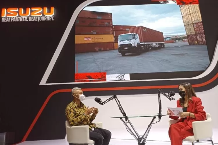 Direktur PT Kemasan Ciptatama Sempurna, Wahyudi Sulistya saat berbincang di Gaikindo Jakarta Auto Week (GJAW), Jakarta Convention Center (JCC), Senayan, Jakarta, Jumat 18 Maret 2022. (istimewa)